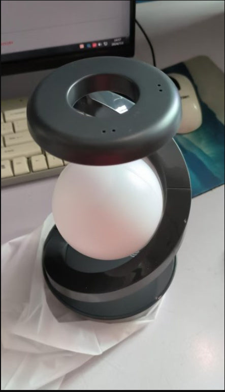 Lampada da scrivania lunare rotante con sensore di ricarica wireless del telefono. Lampade da tavolo di controllo Lampada da tavolo decorativa Piccola lampada da notte Decorazioni per la casa